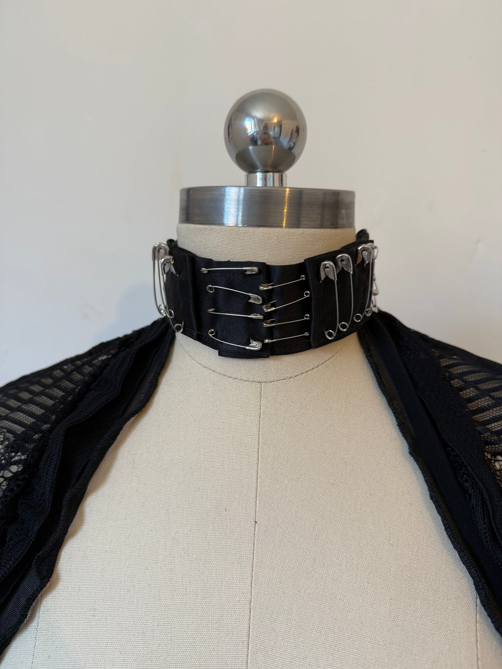 Safety pin choker- BLACK