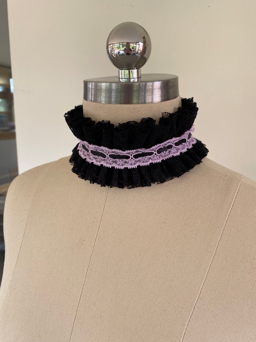 Ruffled lace Choker