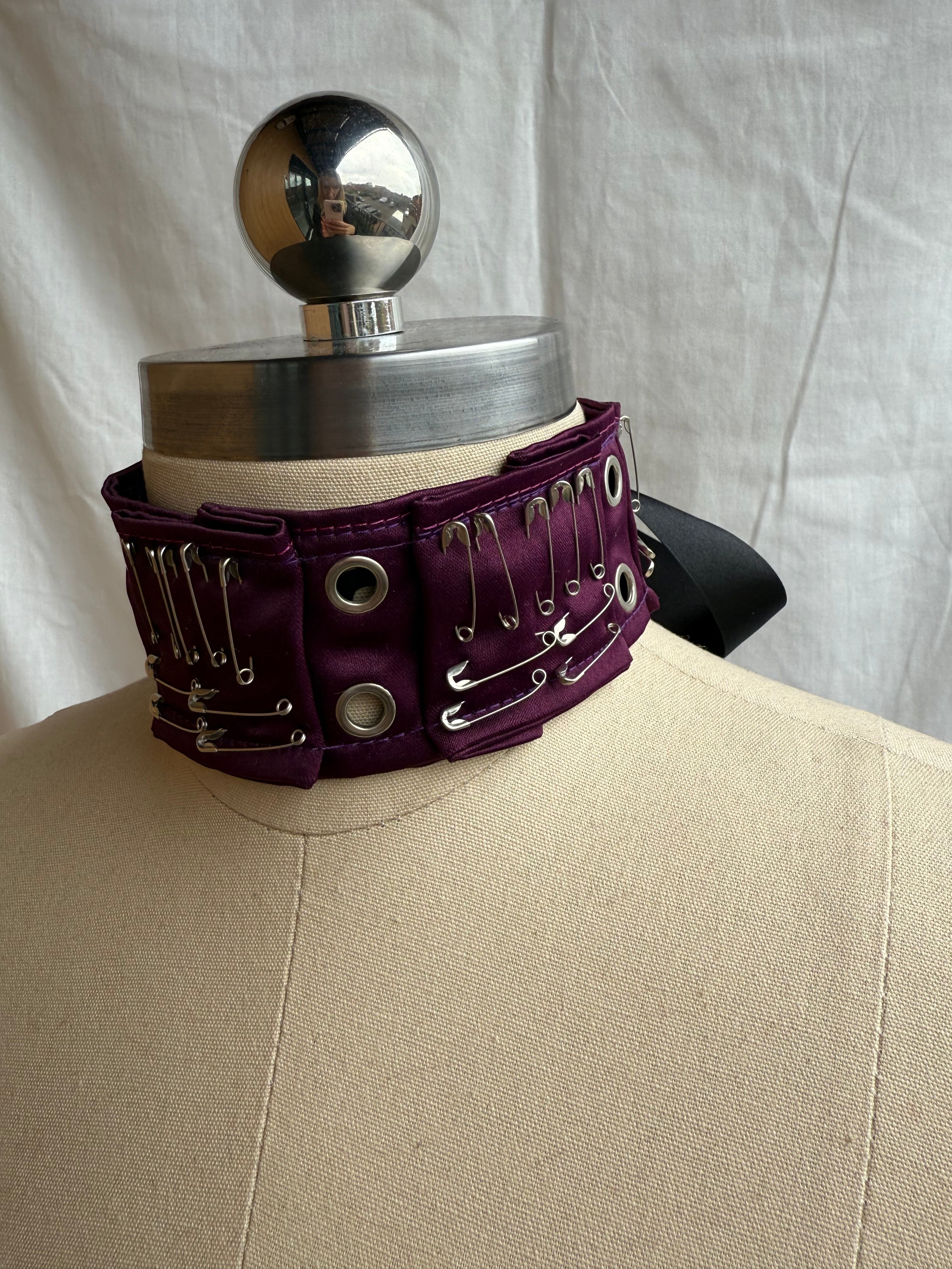Safety pin Choker-PLUM