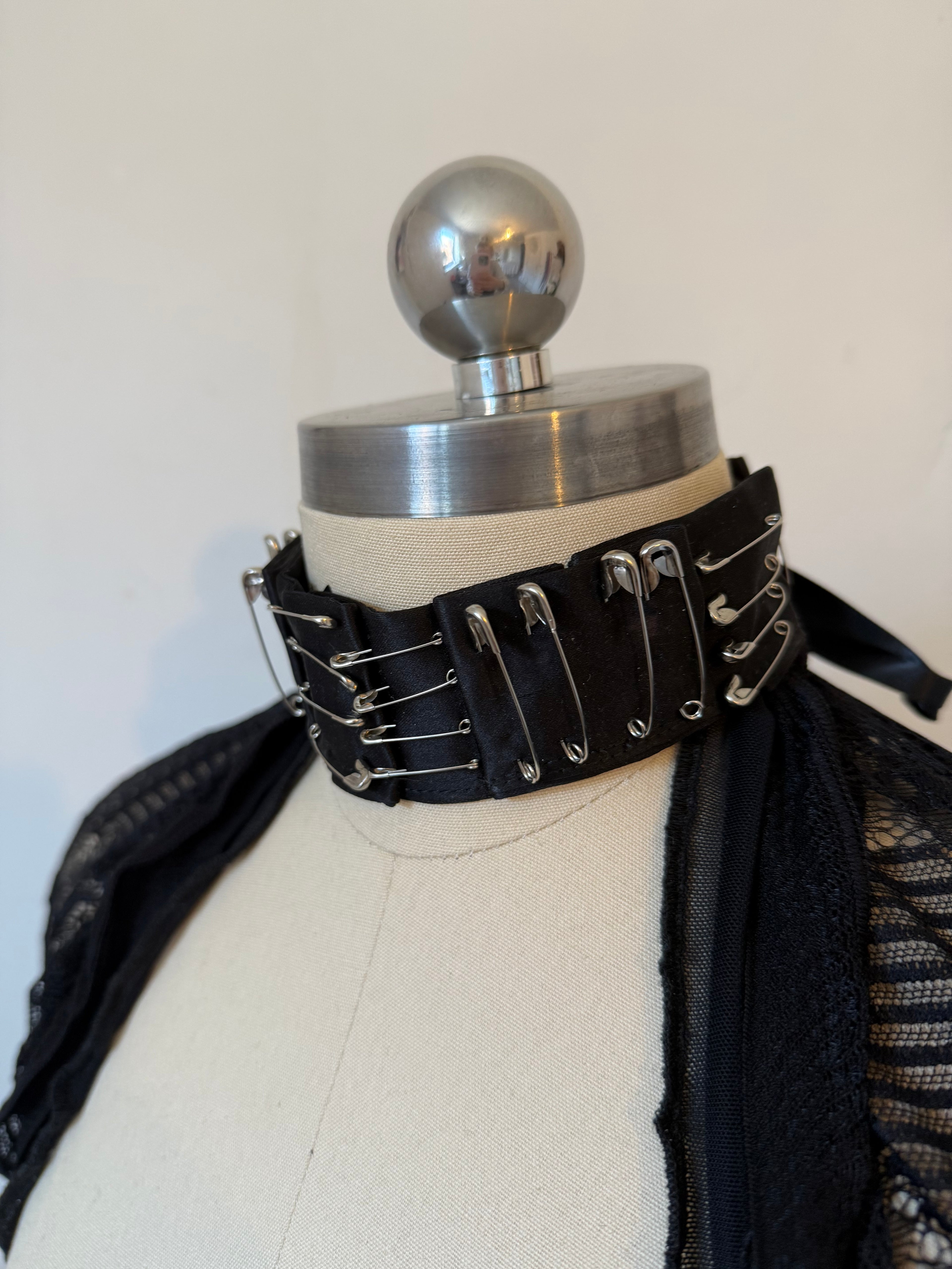 Safety pin choker- BLACK