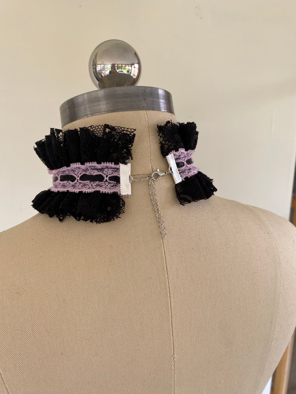 Ruffled lace Choker